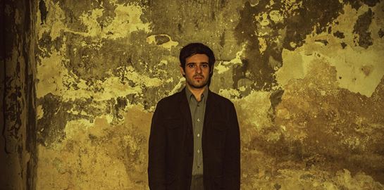 Ο Αντώνης Γκρίτσης παραμένει σιωπηλός σε μία ακόμη θορυβώδη θεατρική χρονιά