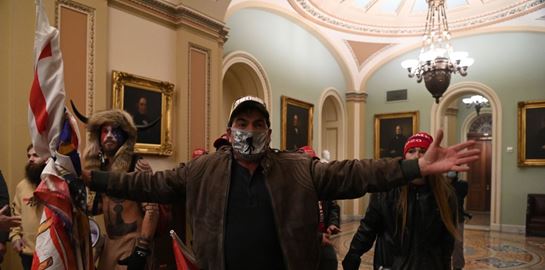 Συνωμοσιολόγοι, υπέρμαχοι των όπλων, νεοναζί: Τα πρόσωπα που εισέβαλαν στο Καπιτώλιο
