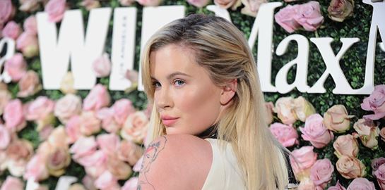 Η κόρη της Kim Basinger ποζάρει στον φακό όπως θα θέλαμε να την δούμε