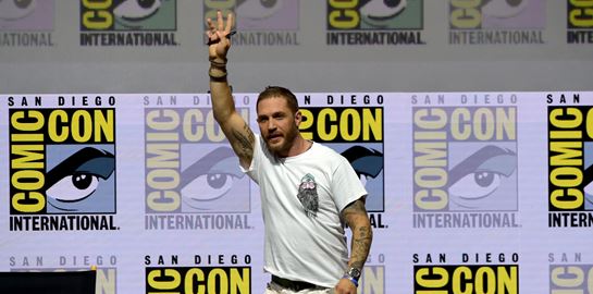 Ο Tom Hardy ρισκάρει στυλιστικά και βγαίνει νικητής