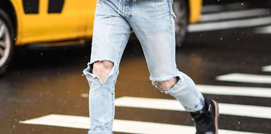 Τα τζην παντελόνια με σκισίματα είναι πλέον ξεπερασμένα