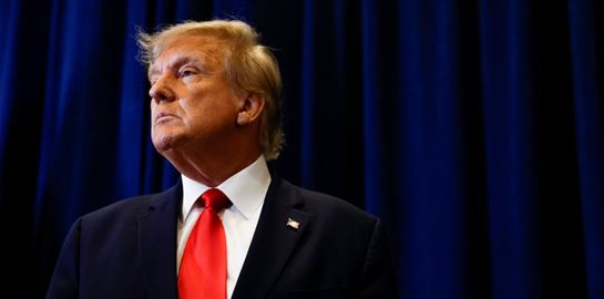 Ο Donald Trump έκανε comeback με μία φωτογραφία από τη σύλληψή του