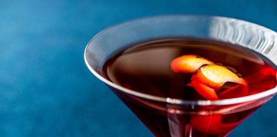 Το low-ABV Manhattan είναι το cocktail που χρειάζεσαι αυτή την εποχή