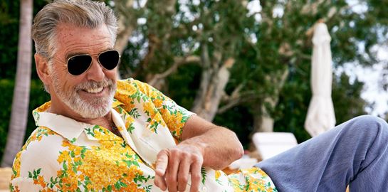 Ο Pierce Brosnan φορά τα κοντομανικά πουκάμισα του καλοκαιριού