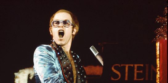 Τα εκκεντρικά γυαλιά ηλίου του Elton John