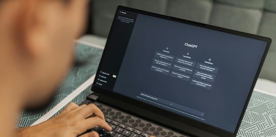 Γιατί όλο και περισσότεροι χρησιμοποιούν ChatGPT για online αγορές