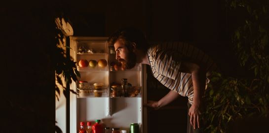 Γιατί μας πιάνουν λιγούρες το βράδυ