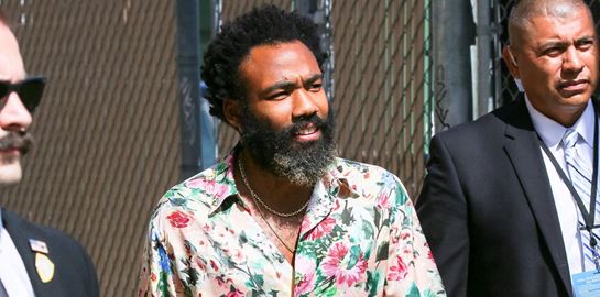 Κανείς δεν φορά καλύτερα το pyjama suit από τον Donald Glover