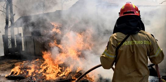 10 συγκλονιστικές φωτογραφίες από τις πυρκαγιές σε Αττική και Λουτράκι