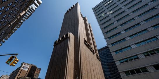 Ένας μυστηριώδης ουρανοξύστης στη Νέα Υόρκη δεν έχει παράθυρα