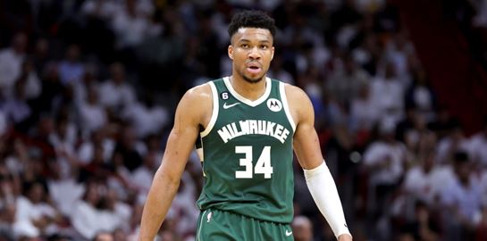 O Γιάννης Αντετοκούνμπο ζητά 95.000 δολάρια από εταιρεία πολυτελών κρεβατιών