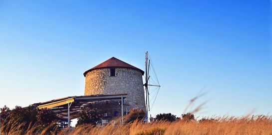 Ξεκαλοκαιριάζαμε στον Καστό και σε αυτό το μπαρ-έκπληξη