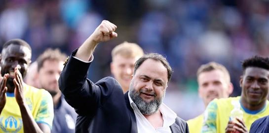 Σε άλλα νέα, το Twitter οργιάζει με τη συνέντευξη του Βαγγέλη Μαρινάκη στη Daily Mail