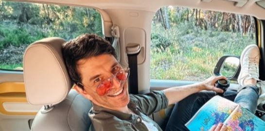 Ο Σάκης Ρουβάς θα τραγουδήσει για τα γενέθλια ενός αυτοκινήτου