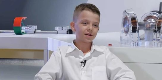 Γιατί όλοι θαυμάζουν τα γεμάτα συντηρητισμό λόγια ενός λαμπρού 13χρονου Έλληνα