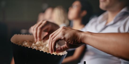 Δράμα ή κωμωδία: Ποιο είδος ταινίας μας παχαίνει περισσότερο