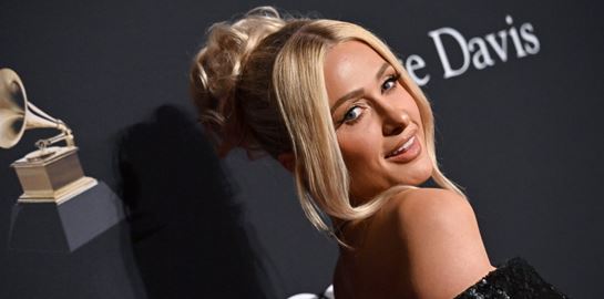 Σαν άλλη Barbie, η Paris Hilton κάνει διακοπές στην Ελλάδα φορώντας το ροζ μπικίνι της