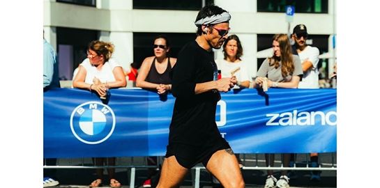 Με αυτά τα παπούτσια έκανε ρεκόρ ο Harry Styles στον μαραθώνιο του Βερολίνου