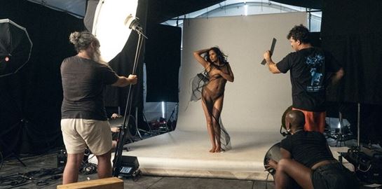 Το θρυλικό ημερολόγιο της Pirelli κάνει (επι)στροφή στο γυμνό για το 2025