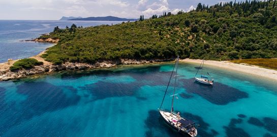 Το απομονωμένο ελληνικό νησί που λατρεύουν οι ισχυρότεροι άνθρωποι του πλανήτη