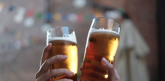 Θέρετρο στην Ιαπωνία προσφέρει μπάνιο σε μπύρα με μόλις 13 ευρώ