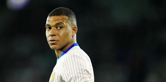 Σε άλλα νέα, ο πατέρας του Kylian Mbappé αγόρασε 100 φανέλες με το όνομα του γιου του