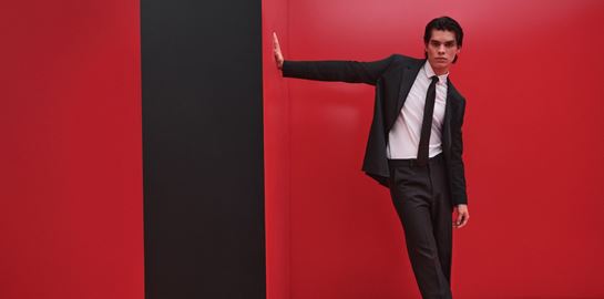 Η HUGO παρουσιάζει next-level tailoring καμπανια για την Άνοιξη/Καλοκαίρι 2025: για μια νέα γενιά τολμηρού στυλ
