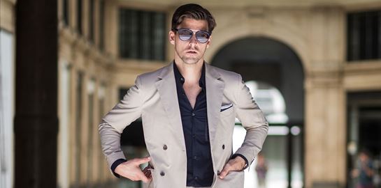 Μπεζ κοστούμι, η επιτομή της αντρικής κομψότητας