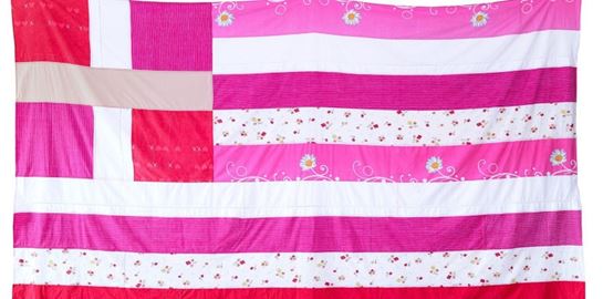 Αποσύρεται η ροζ ελληνική σημαία από το προξενείο της Νέας Υόρκης με εντολή Γεραπετρίτη