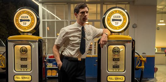 5 φετινές σειρές του Netflix για να δεις στις διακοπές