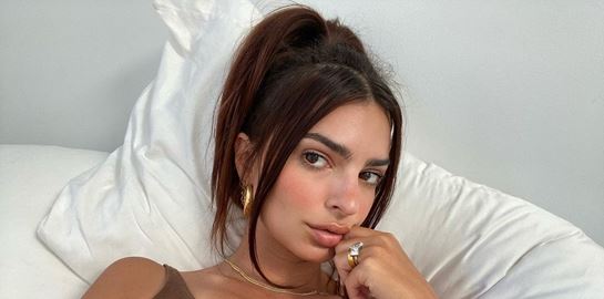 Emily Ratajkowski χωρίς μπικίνι δε γίνεται
