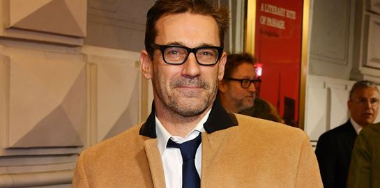 Ο Jon Hamm δείχνει πώς να ντυθείς τις γιορτές