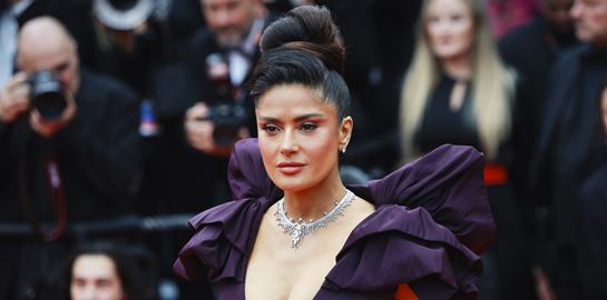 Η Salma Hayek φωτογραφήθηκε στην ίδια πόζα με φωτογραφία του 1999 και είναι καλύτερη από τότε