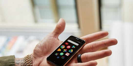 Αυτό είναι το πιο μικροσκοπικό smartphone στον κόσμο