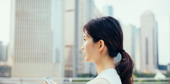 H πρώτη πόλη που απαγορεύει τη χρήση smartphone σε δημόσιους χώρους