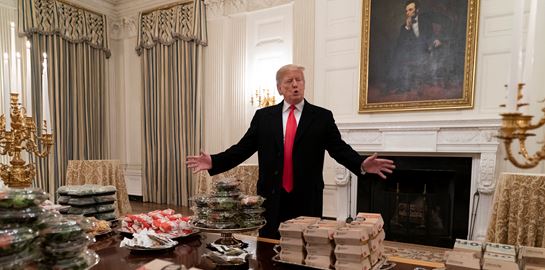 Ο Trump προσφέρει σε νεαρούς αθλητές ό,τι χρειάζεται για την πρώτη τους καρδιακή προσβολή