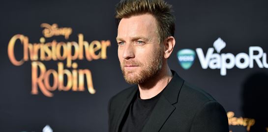 Ο Ewan McGregor δείχνει πώς φοριέται το total black το καλοκαίρι
