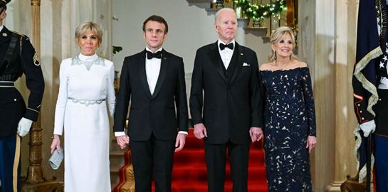 Το προσωπικό δώρο του Emmanuel Macron στον Joe Biden