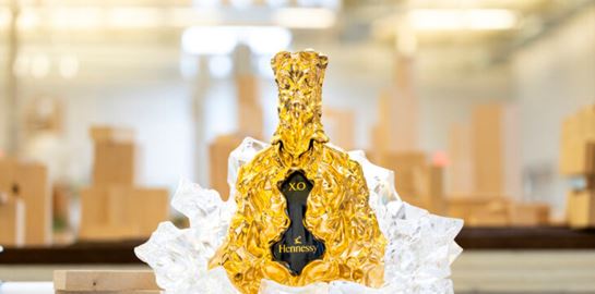 Μία τσαλακωμένη, χρυσή φιάλη για ένα ιστορικό κονιάκ