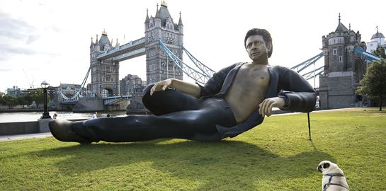 Στο Λονδίνο μόλις έστησαν ένα τεράστιο άγαλμα του Jeff Goldblum