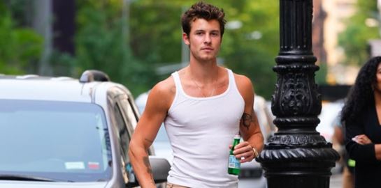 Στιλάτος με απλό φανελάκι αυτό το καλοκαίρι