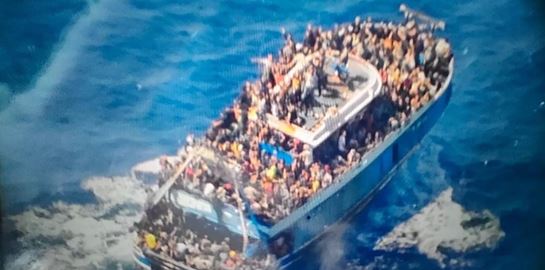 Σε εξέλιξη οι έρευνες για διασωθέντες στο ναυάγιο στην Πύλο