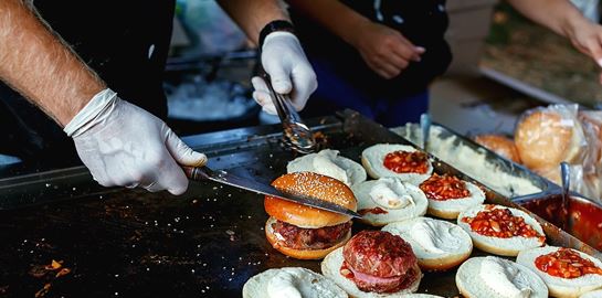 Οι εύκολες συνταγές για να φτιάξεις τα πιο επικά burger του Λος Άντζελες