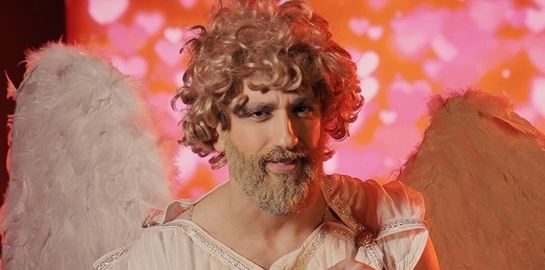 Συνέντευξη με τον έρωτα: Ο Διονύσης Ατζαράκης έφτιαξε το απόλυτο βίντεο για τον Άγιο Βαλεντίνο