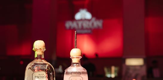 H Patrón γιόρτασε την Παγκόσμια Ημέρα Paloma σερβίροντας cocktail στο viral party του χώρου τέχνης Τhe Intermission