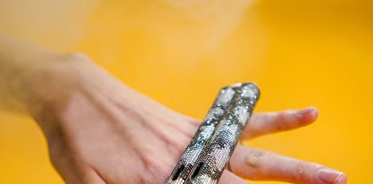 Το ηλεκτρονικό τσιγάρο των $100.000 καλύπτεται από χρυσό και διαμάντια