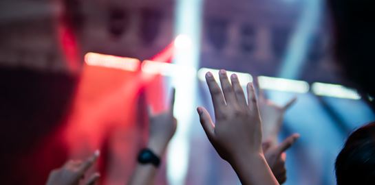 Ποιοι διοργανώνουν τα κορονοπάρτι στις πλατείες