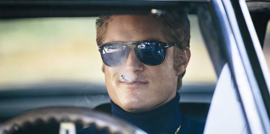 Νέο trailer για το Finding Steve McQueen με τον Travis Fimmel