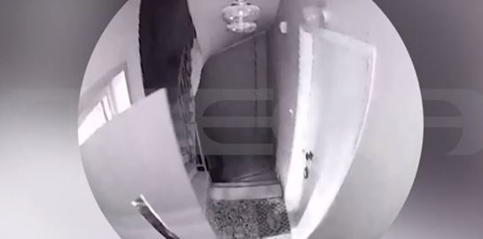 Ντελιβεράς παρέδωσε πίτσα σε πολυκατοικία και γέμισε ακαθαρσίες το ασανσέρ