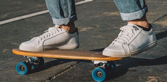 Ένα style hack για να σβήσεις τις τσακίσεις στα δερμάτινα sneakers